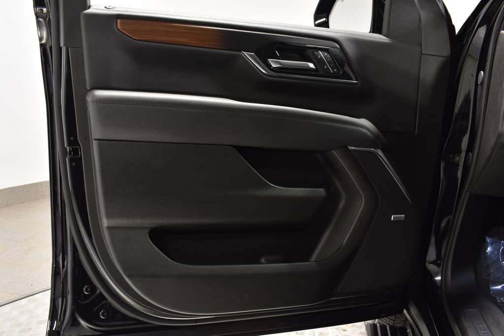 Used 2025 GMC Yukon Denali w/ Sun & Power Step Package image 9