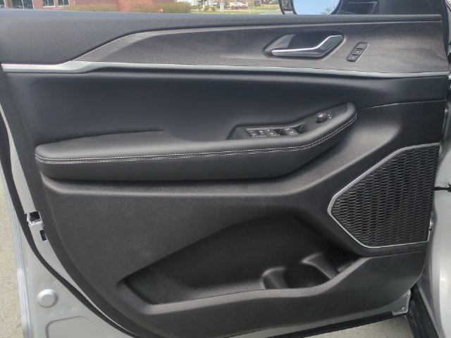 New 2026 Jeep Grand Cherokee Limited w/ Limited Altitude Package AWD/4WD image 30