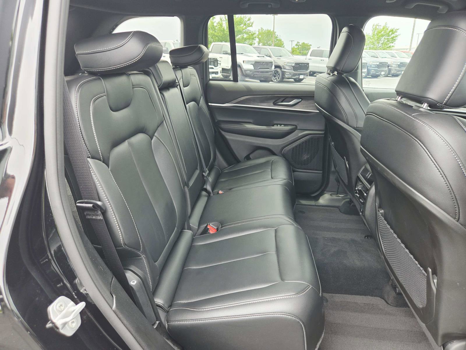 Used 2025 Jeep Grand Cherokee Limited AWD/4WD image 15