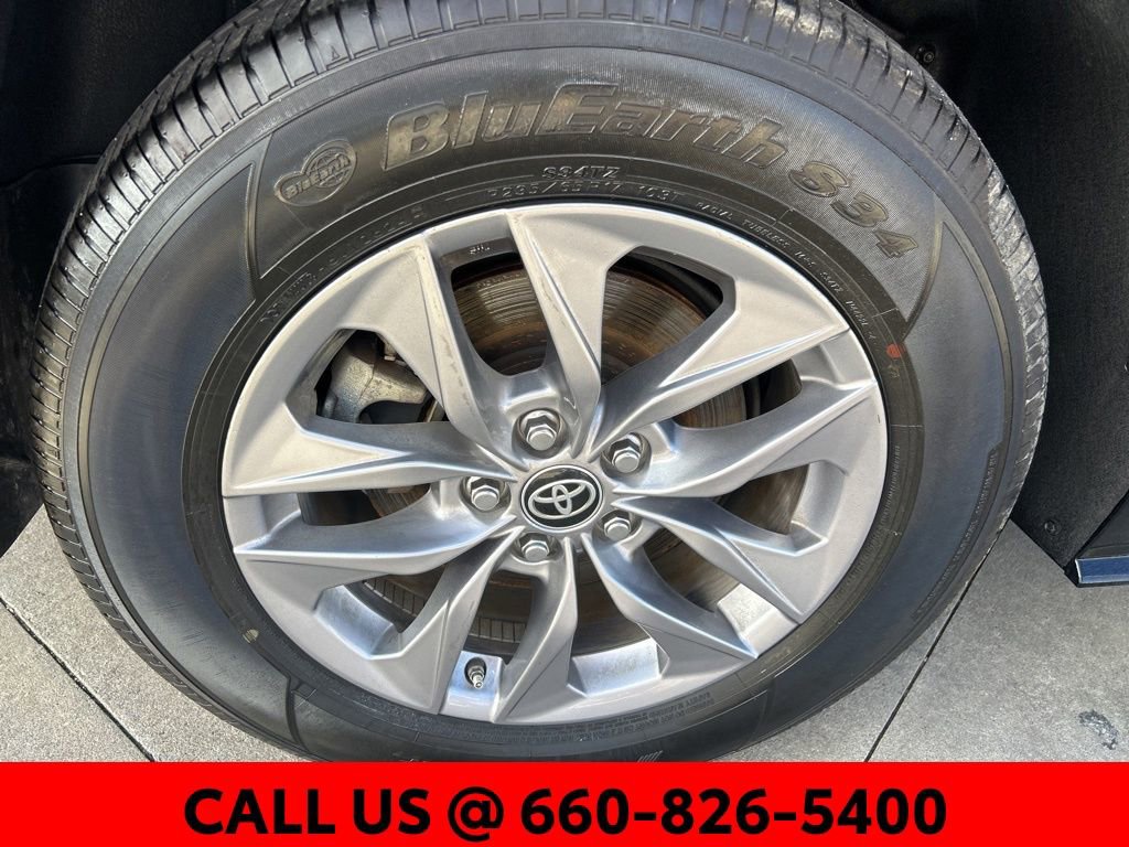 Used 2025 Toyota Sienna LE image 4