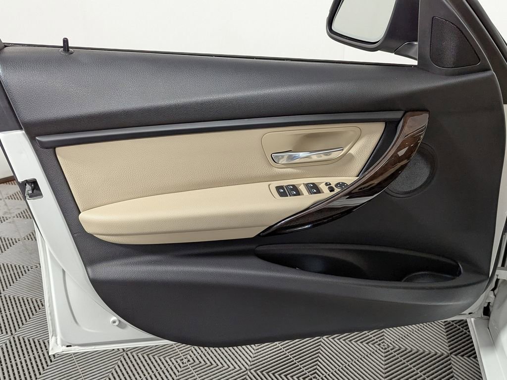 Used 2018 BMW 320i Sedan RWD image 13