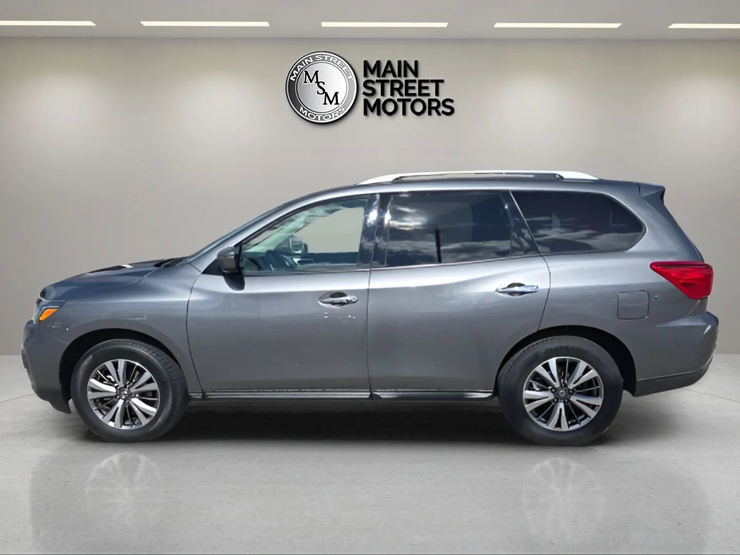 Used 2019 Nissan Pathfinder SV image 2