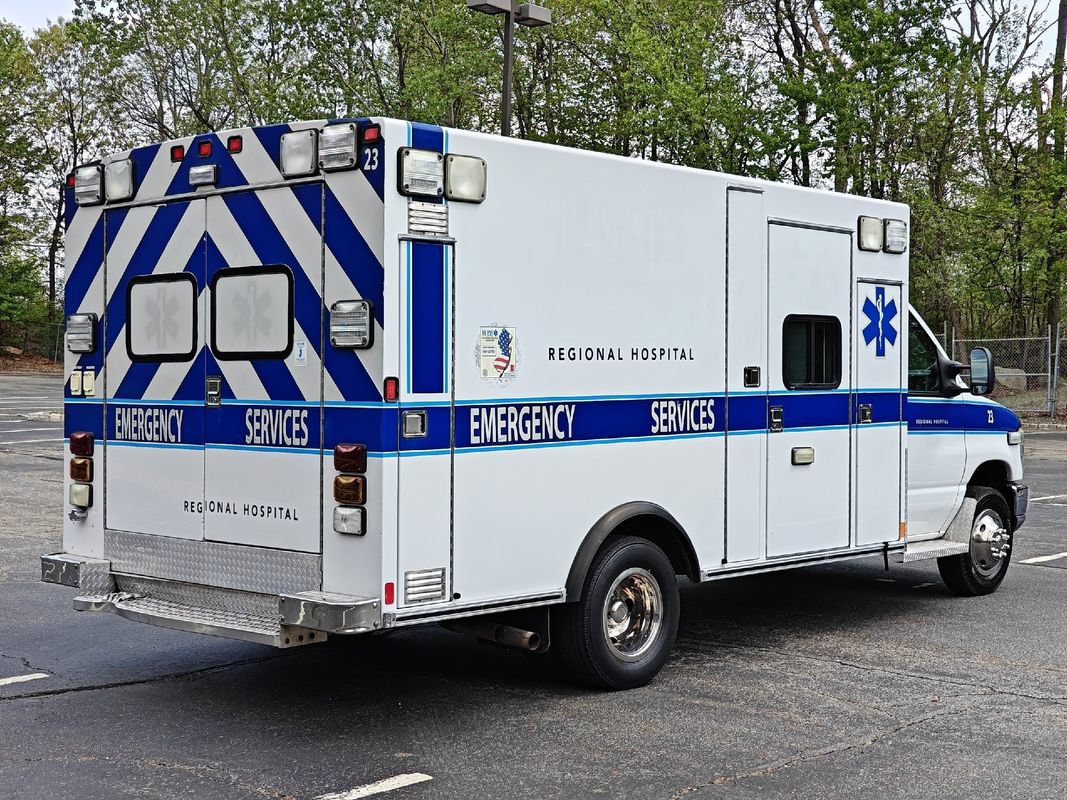 Used 2012 Ford E-450 and Econoline 450 Super Duty w/ Ambulance Prep Pkg RWD image 4