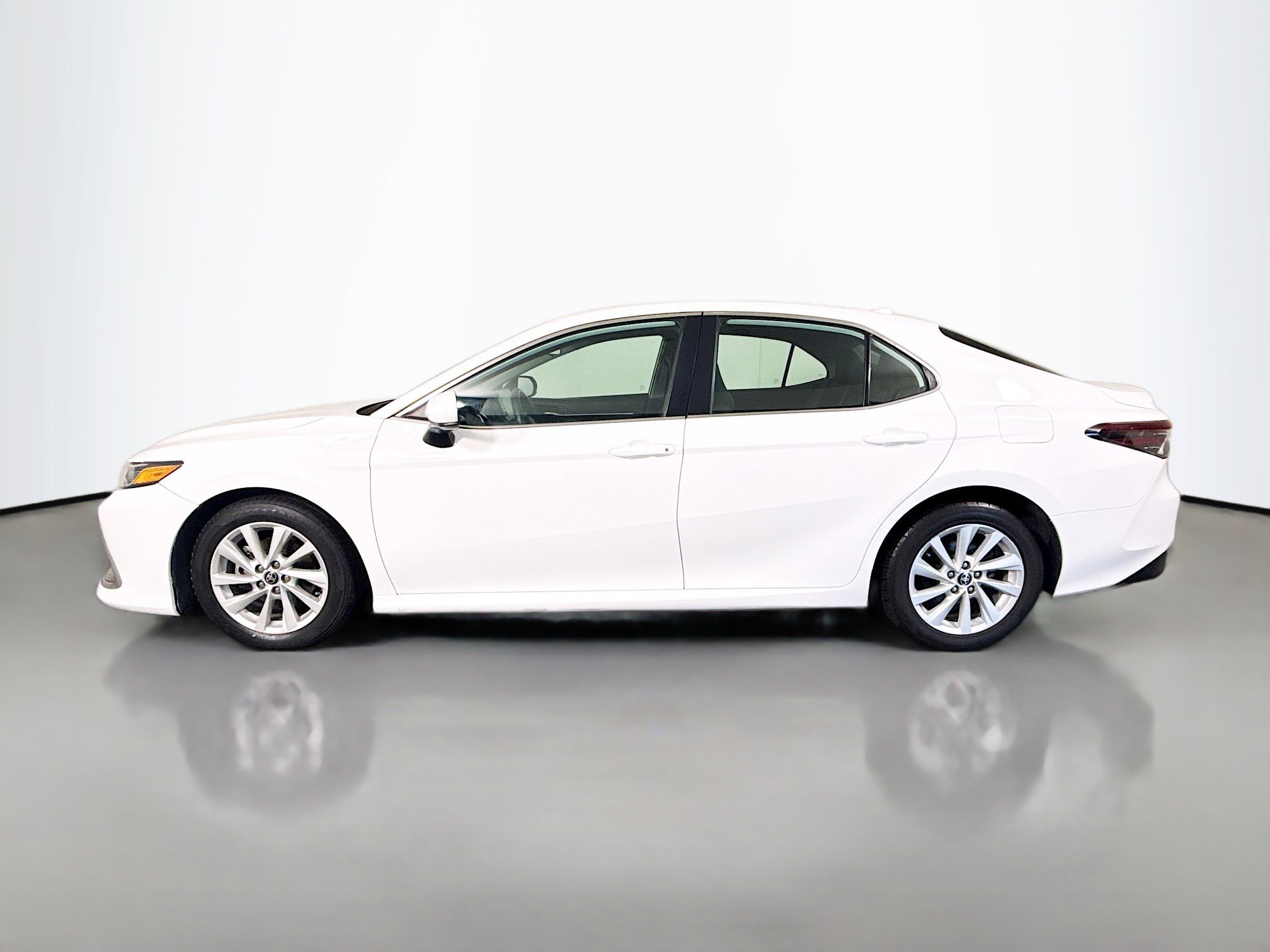 Used 2022 Toyota Camry LE image 6