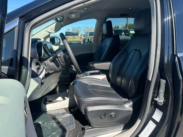Used 2024 Chrysler Pacifica Touring-L FWD image 9