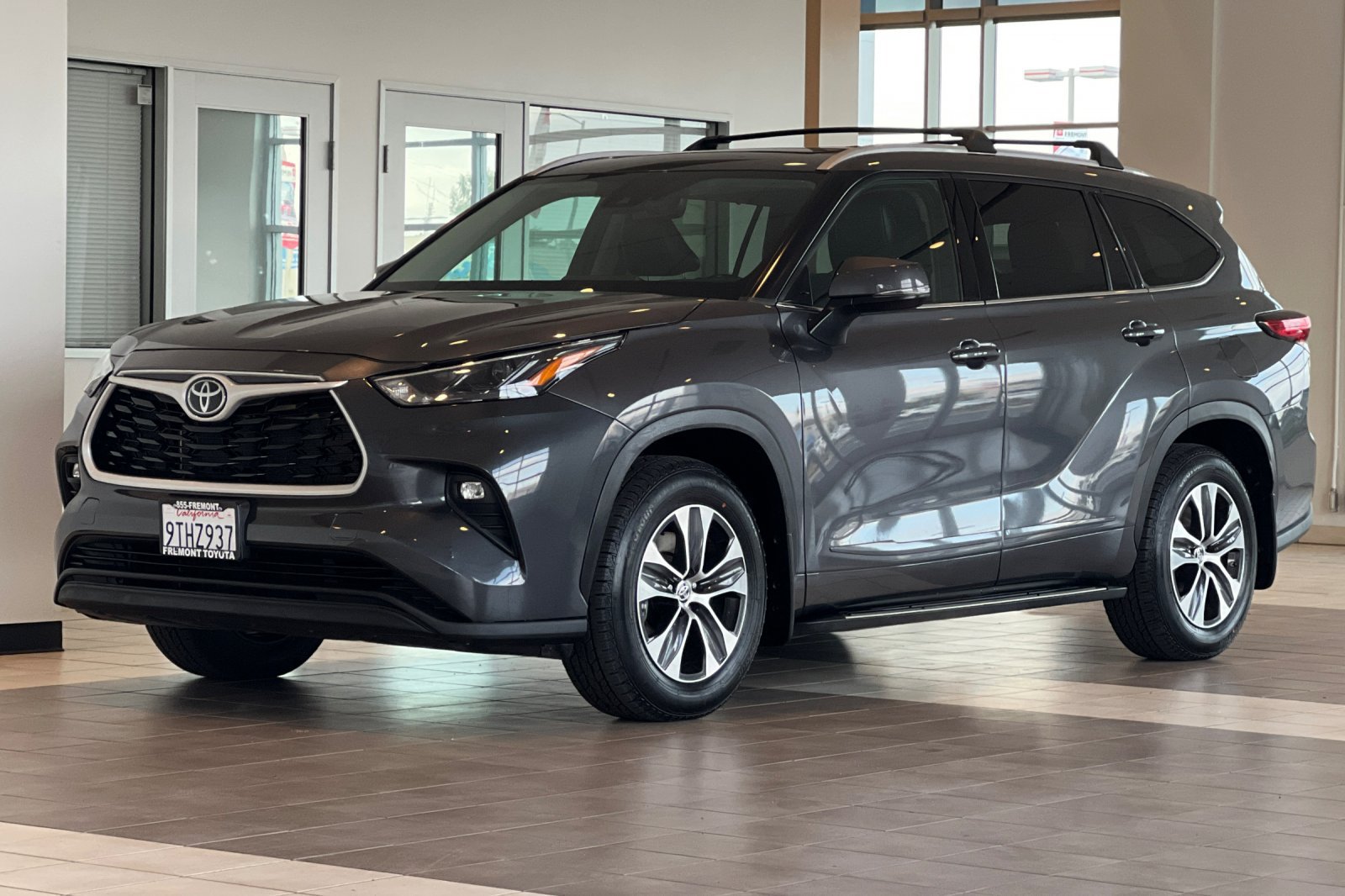 Used 2022 Toyota Highlander XLE AWD/4WD image 8