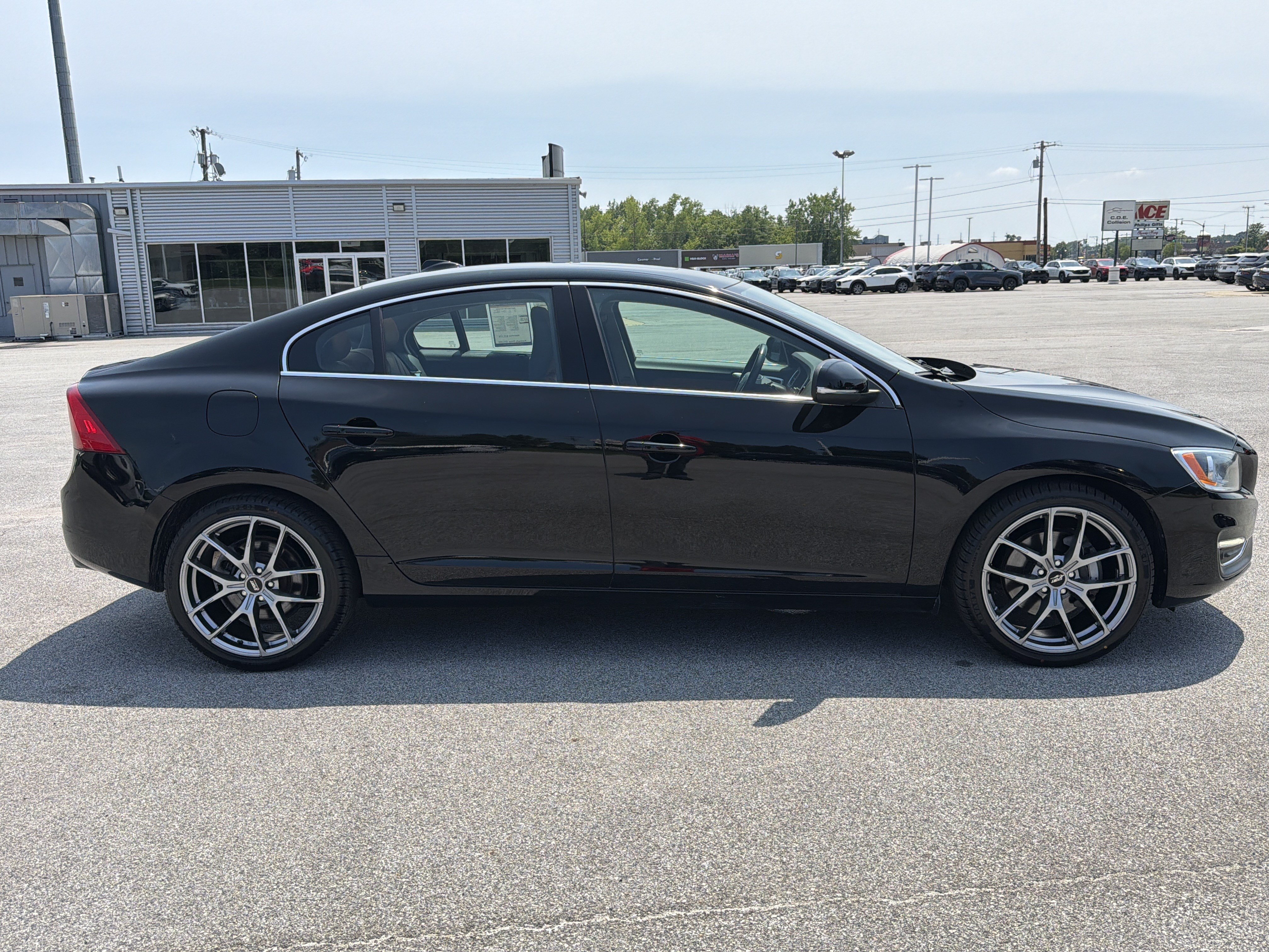 Used 2018 Volvo S60 T5 Inscription w/ Climate Package AWD/4WD image 2