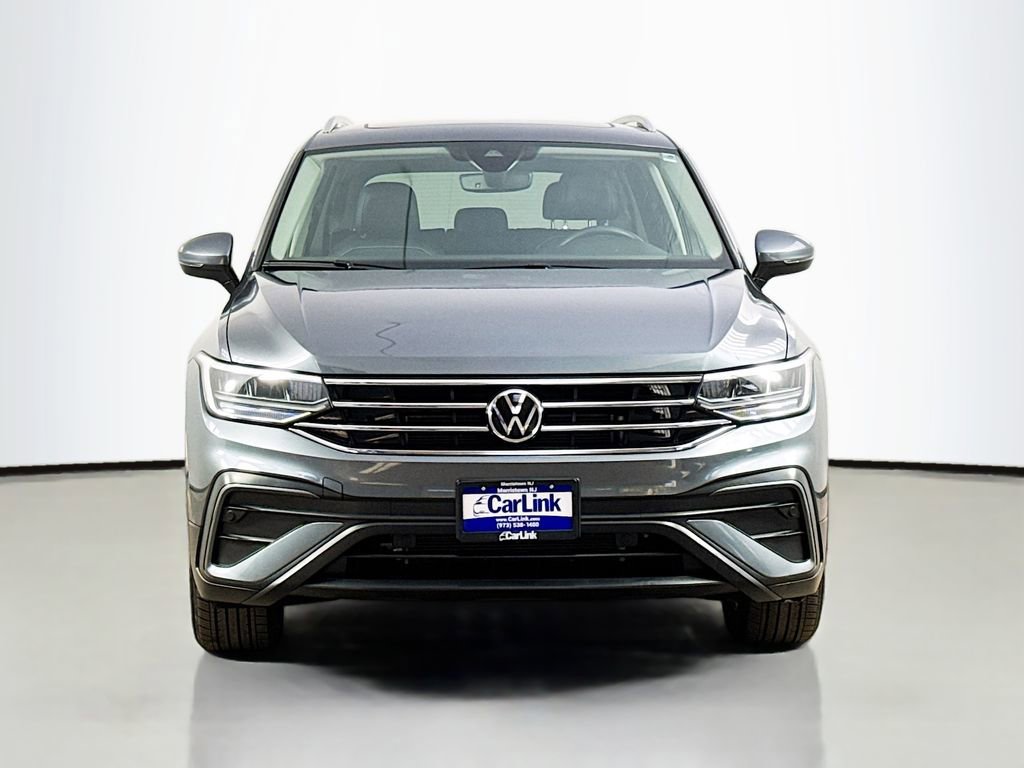 Used 2022 Volkswagen Tiguan SE w/ Panoramic Sunroof Package AWD/4WD image 2