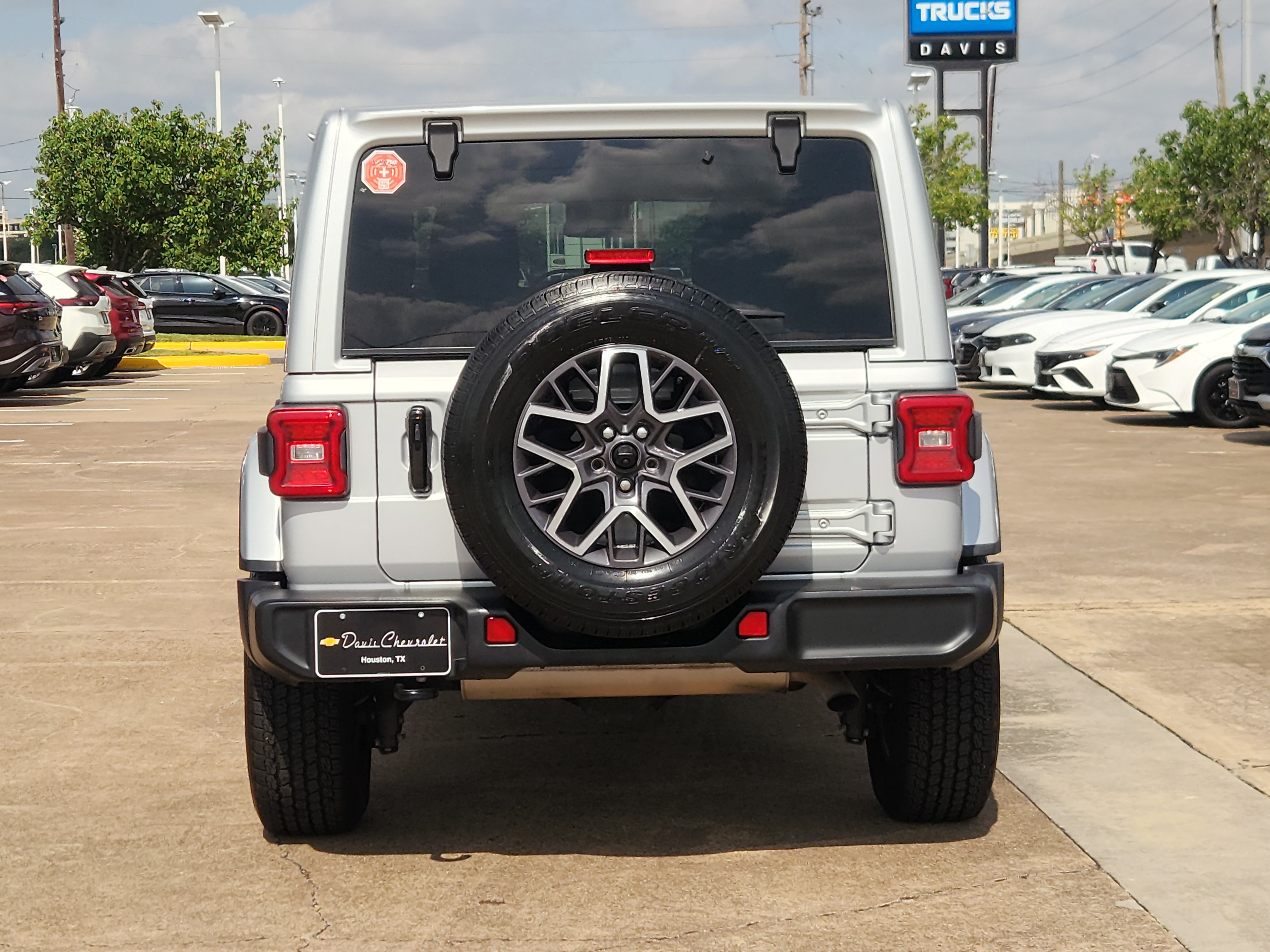 Used 2024 Jeep Wrangler Unlimited Sahara AWD/4WD image 7