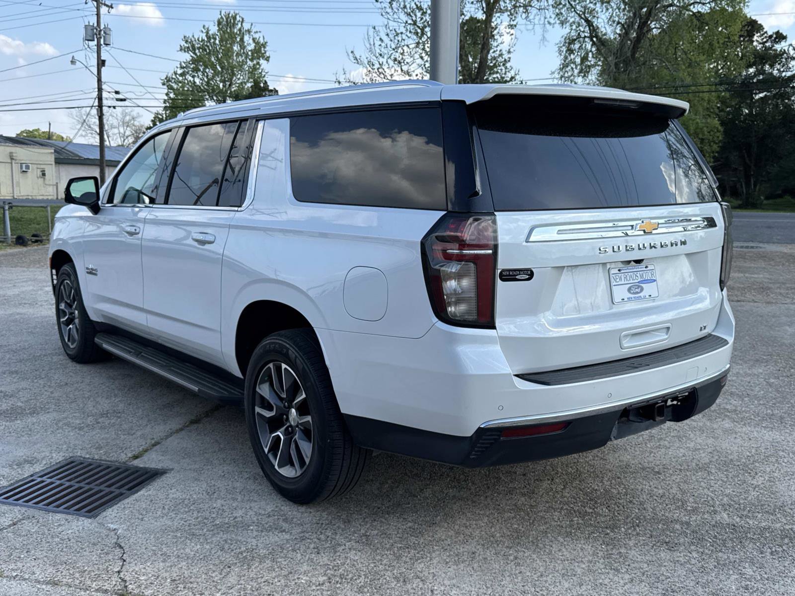 Used 2021 Chevrolet Suburban LT w/ Luxury Package image 4