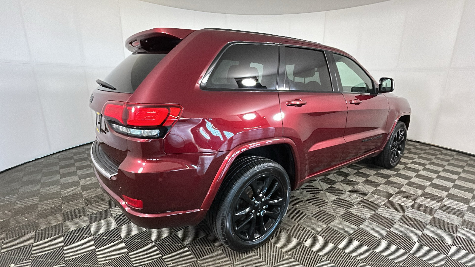 Used 2020 Jeep Grand Cherokee Altitude AWD/4WD image 3