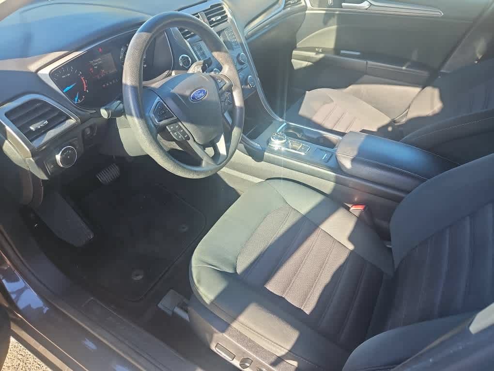 Used 2017 Ford Fusion SE FWD image 14