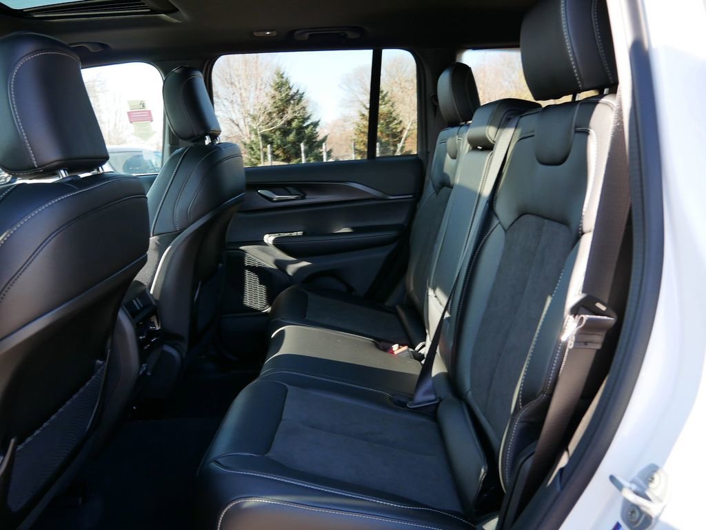 New 2025 Jeep Grand Cherokee Laredo image 9