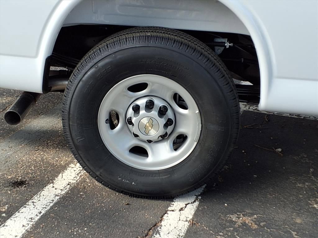 New 2026 Chevrolet Express 2500 Extended RWD image 4