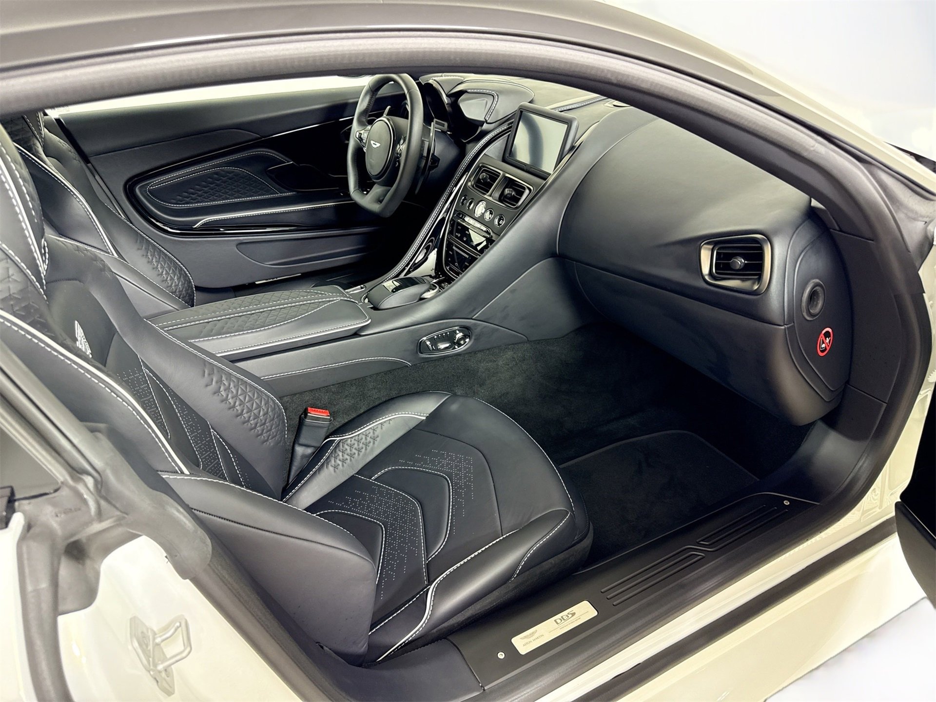 Used 2023 Aston Martin DBS Coupe image 22