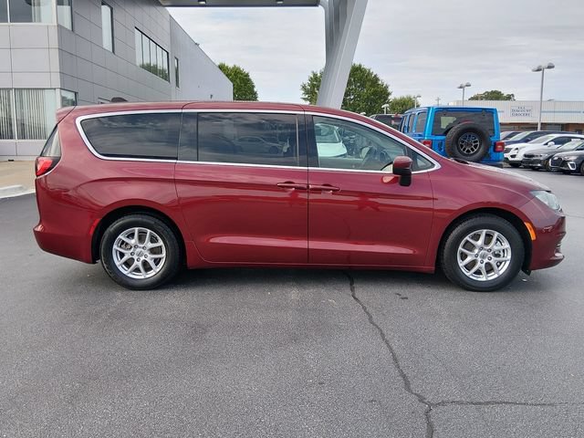Used 2022 Chrysler Voyager LX FWD image 2
