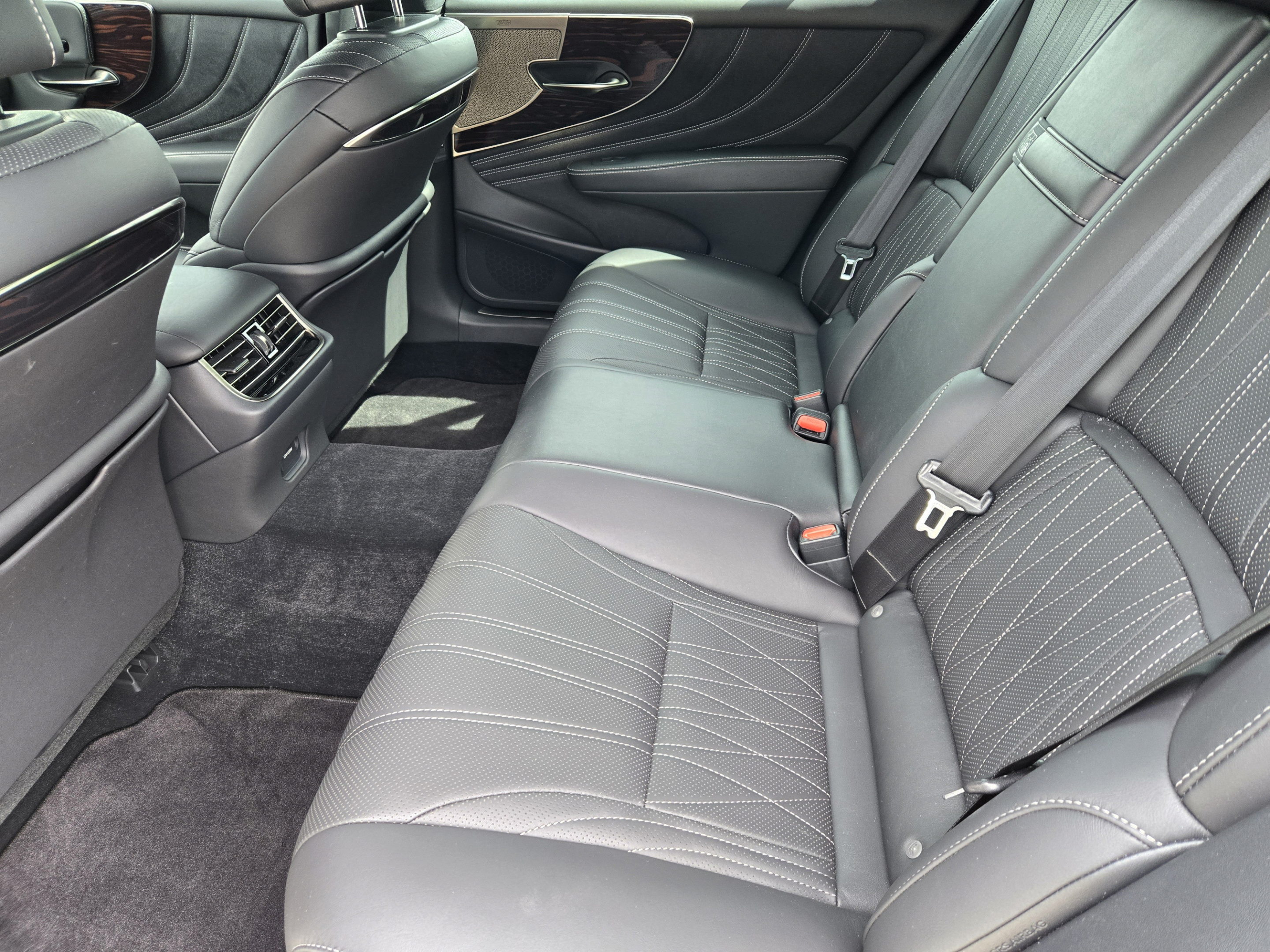 Used 2022 Lexus LS 500 w/ Interior Upgrade Package RWD image 31