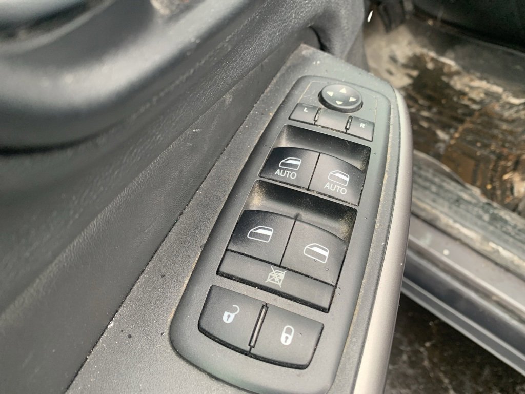 Used 2019 Jeep Cherokee Latitude Plus w/ Comfort/Convenience Group image 20