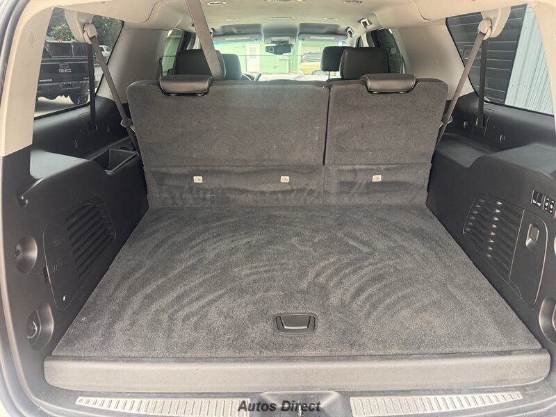 Used 2019 Chevrolet Suburban LT w/ Luxury Package RWD image 36