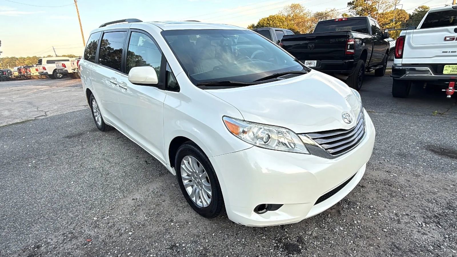 Used 2016 Toyota Sienna XLE image 3