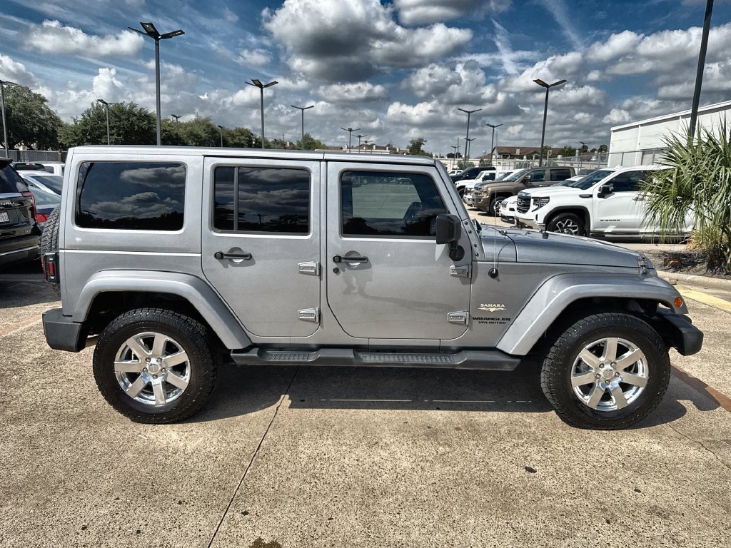 Used 2015 Jeep Wrangler Unlimited Sahara w/ Dual Top Group AWD/4WD image 10