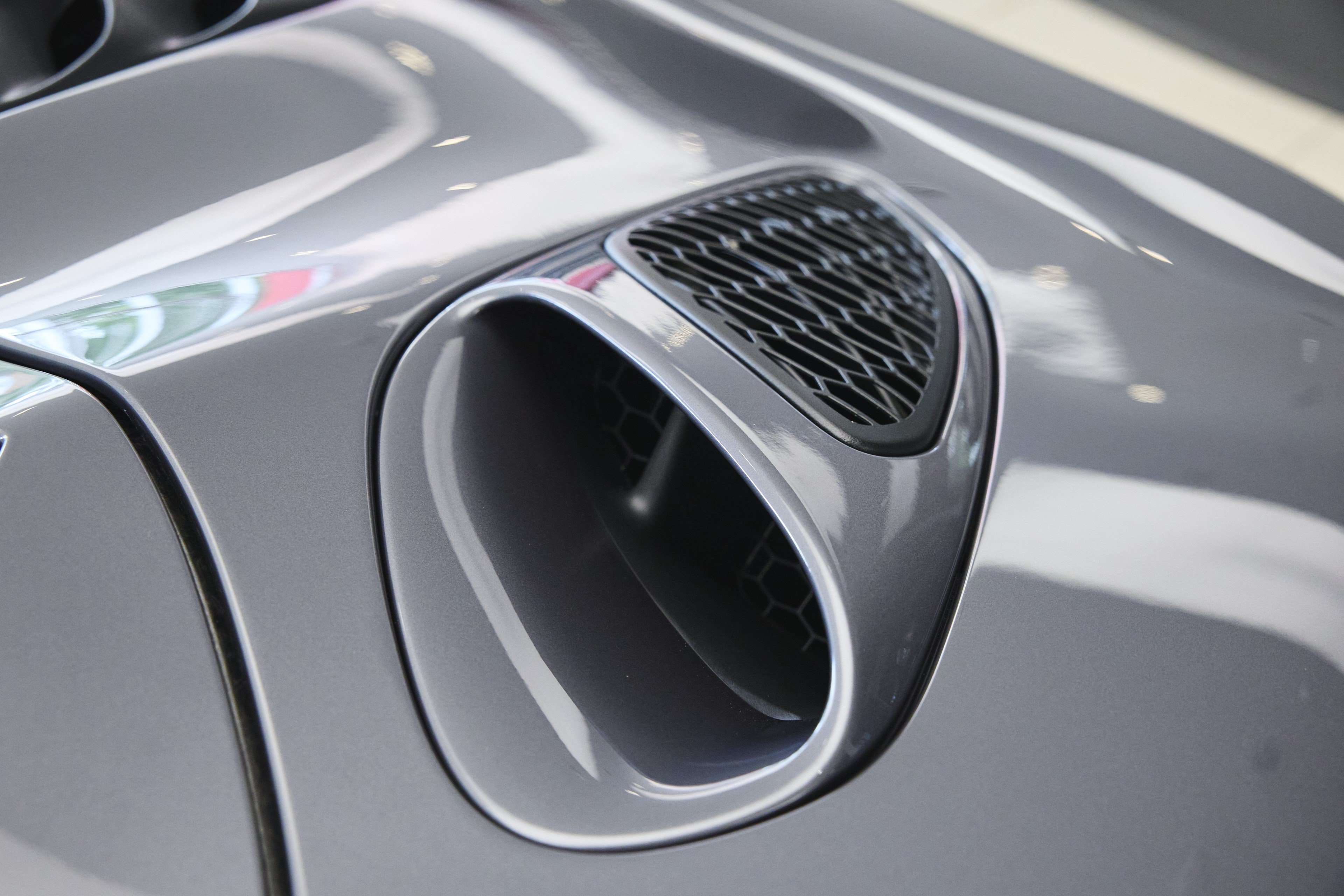Used 2025 McLaren Artura Spider RWD image 23