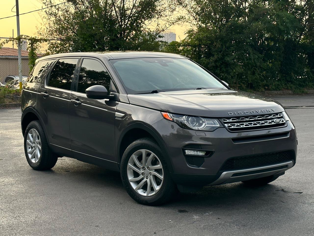Used 2016 Land Rover Discovery Sport HSE AWD/4WD image 2