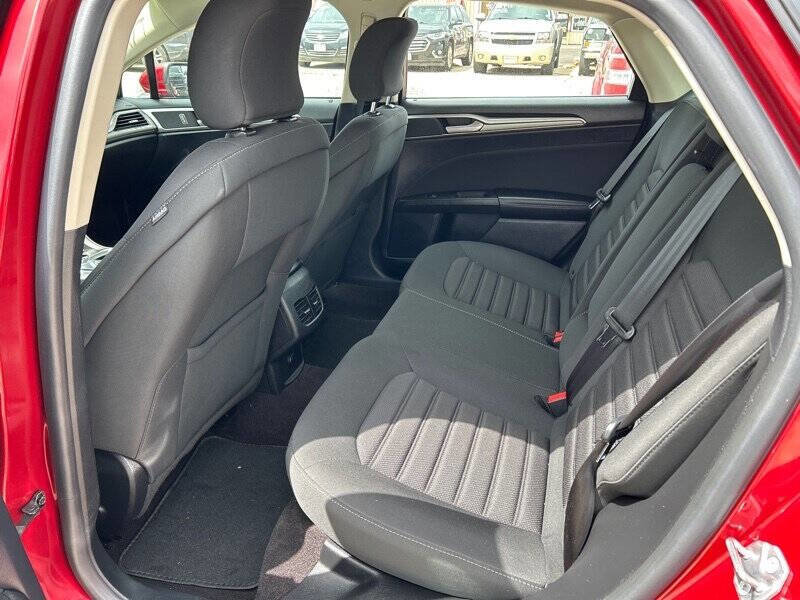 Used 2019 Ford Fusion SE image 12