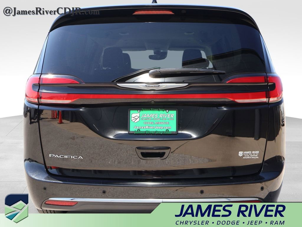 Used 2024 Chrysler Pacifica Touring-L FWD image 4