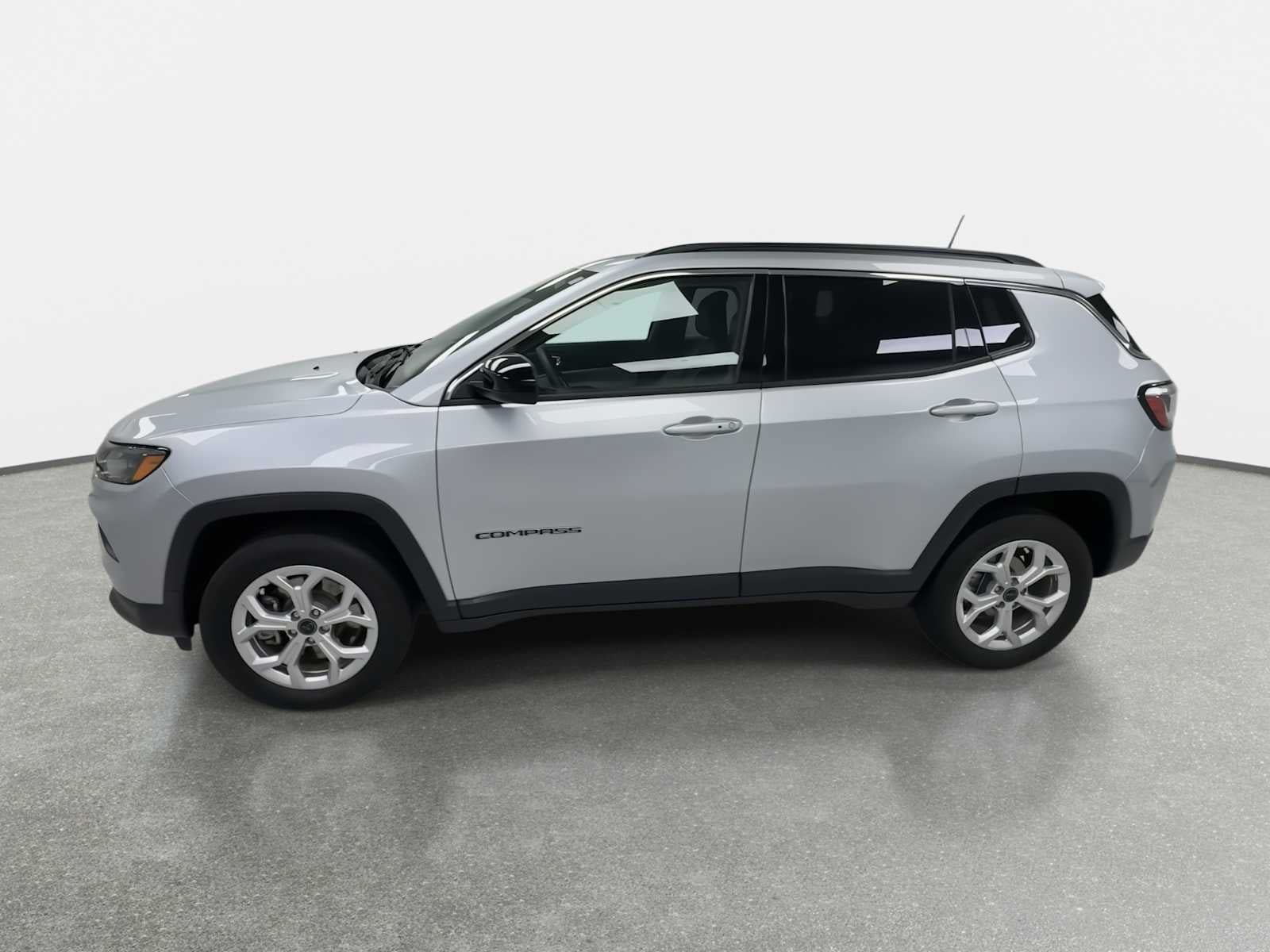 Used 2025 Jeep Compass Latitude AWD/4WD image 5