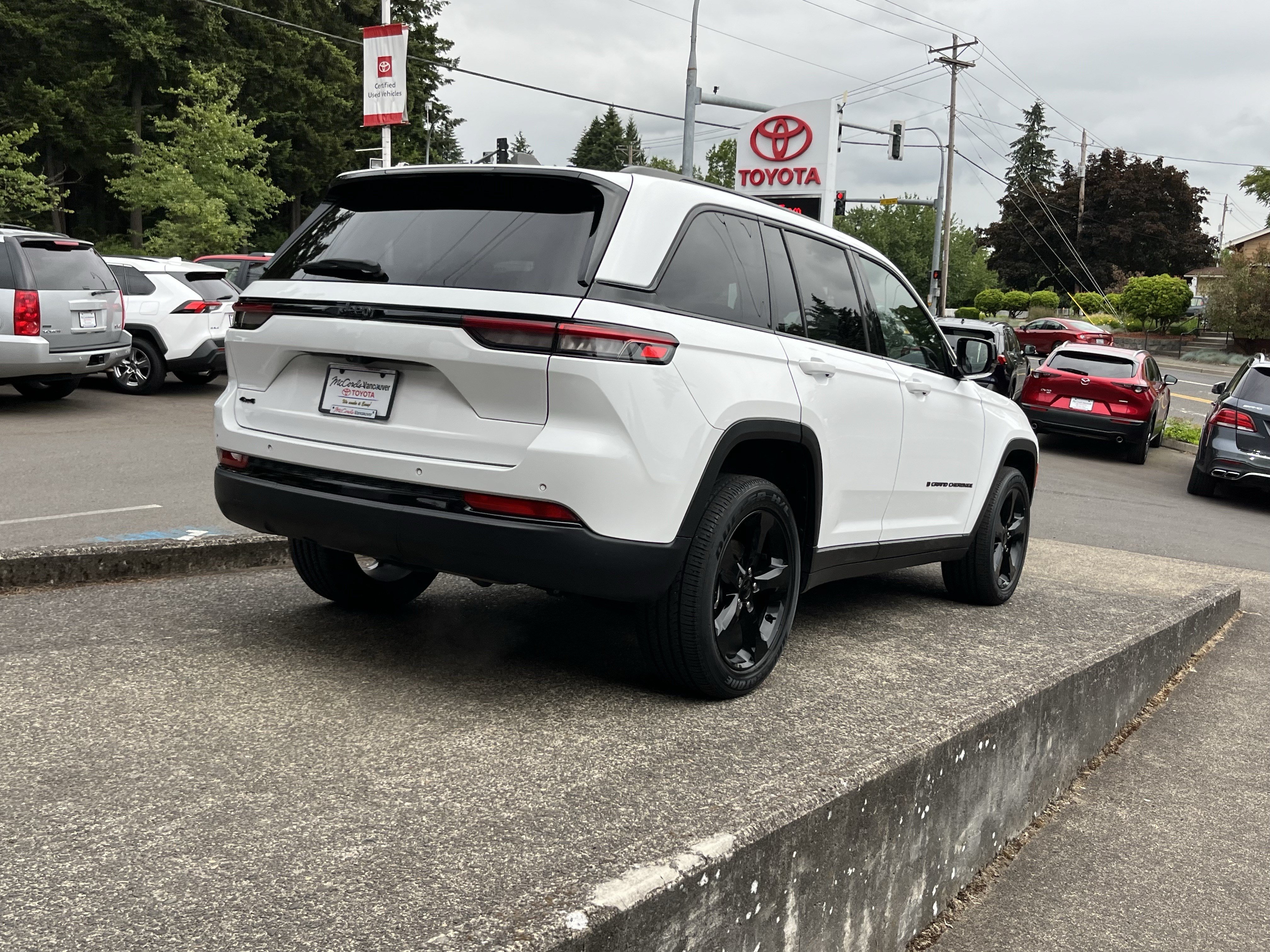 Used 2023 Jeep Grand Cherokee Altitude AWD/4WD image 8