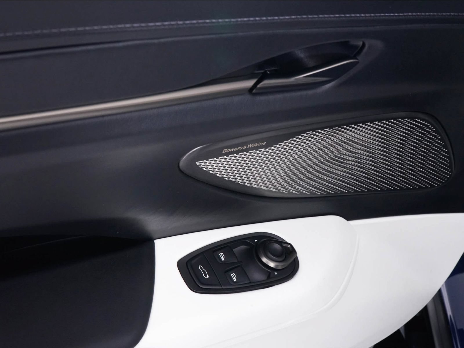 Used 2025 Aston Martin V8 Vantage Coupe RWD image 29