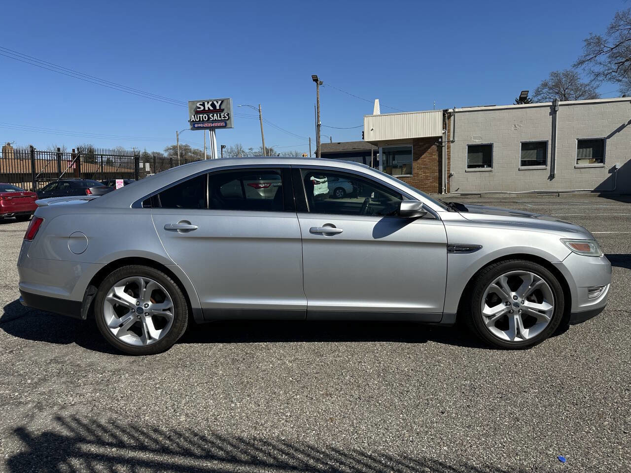 Used 2010 Ford Taurus SHO image 8