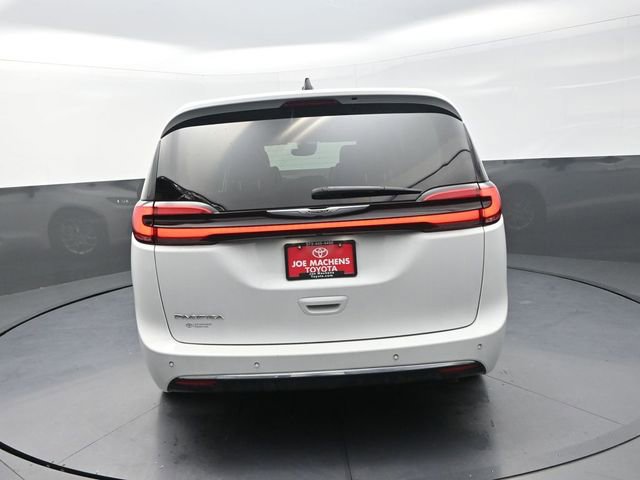Used 2023 Chrysler Pacifica Touring-L image 6