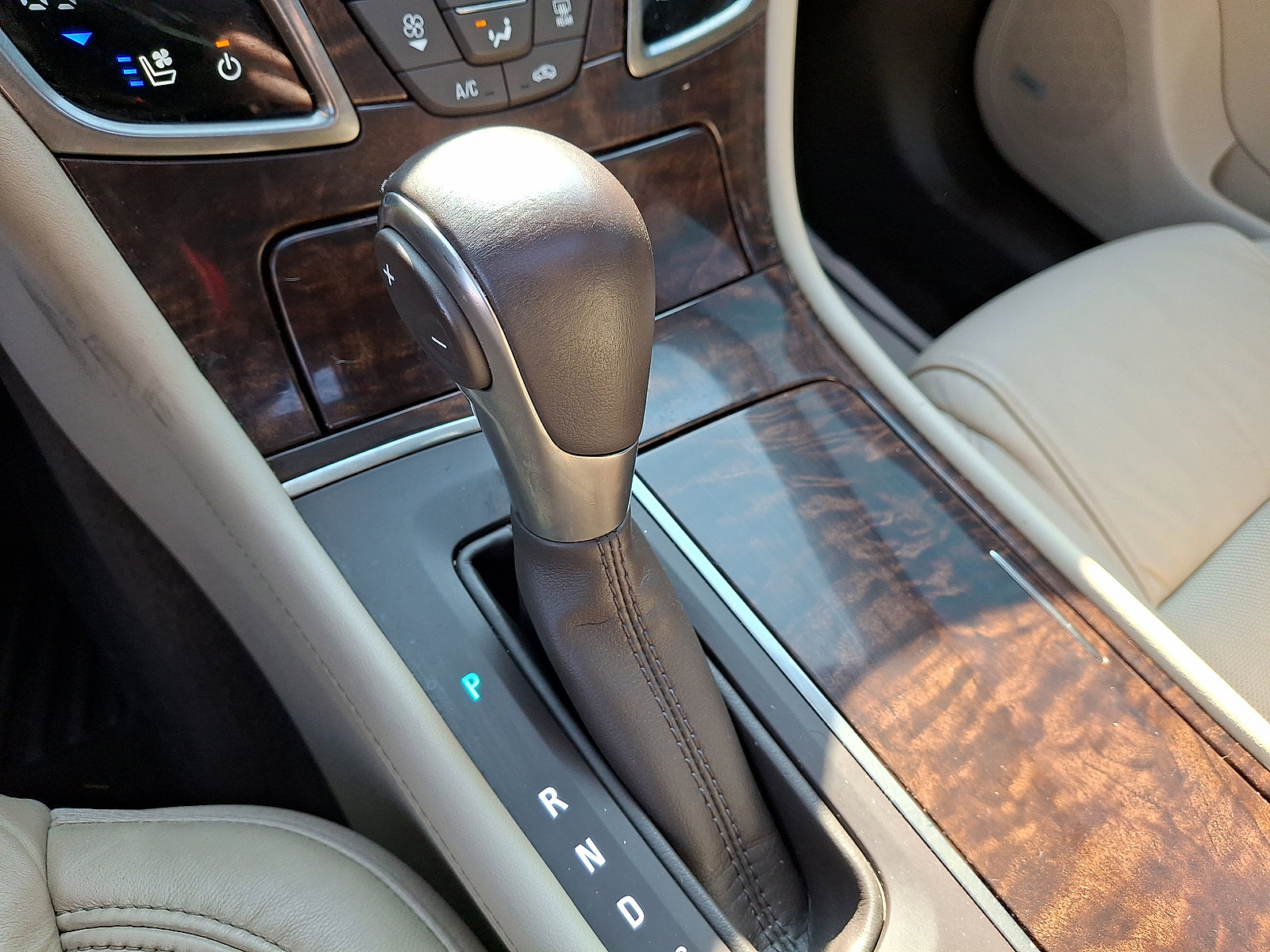Used 2016 Buick LaCrosse Premium w/ Driver Confidence Package #1 FWD image 4
