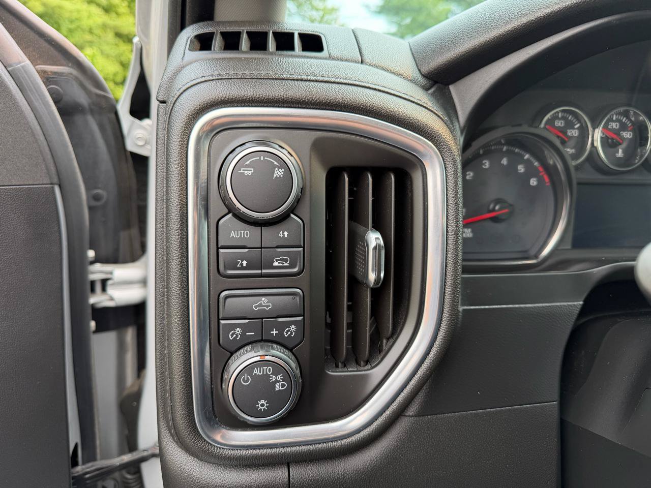 Used 2019 Chevrolet Silverado 1500 LT AWD/4WD image 19