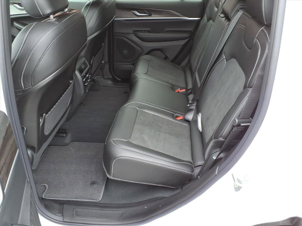 New 2026 Jeep Grand Cherokee Altitude image 12