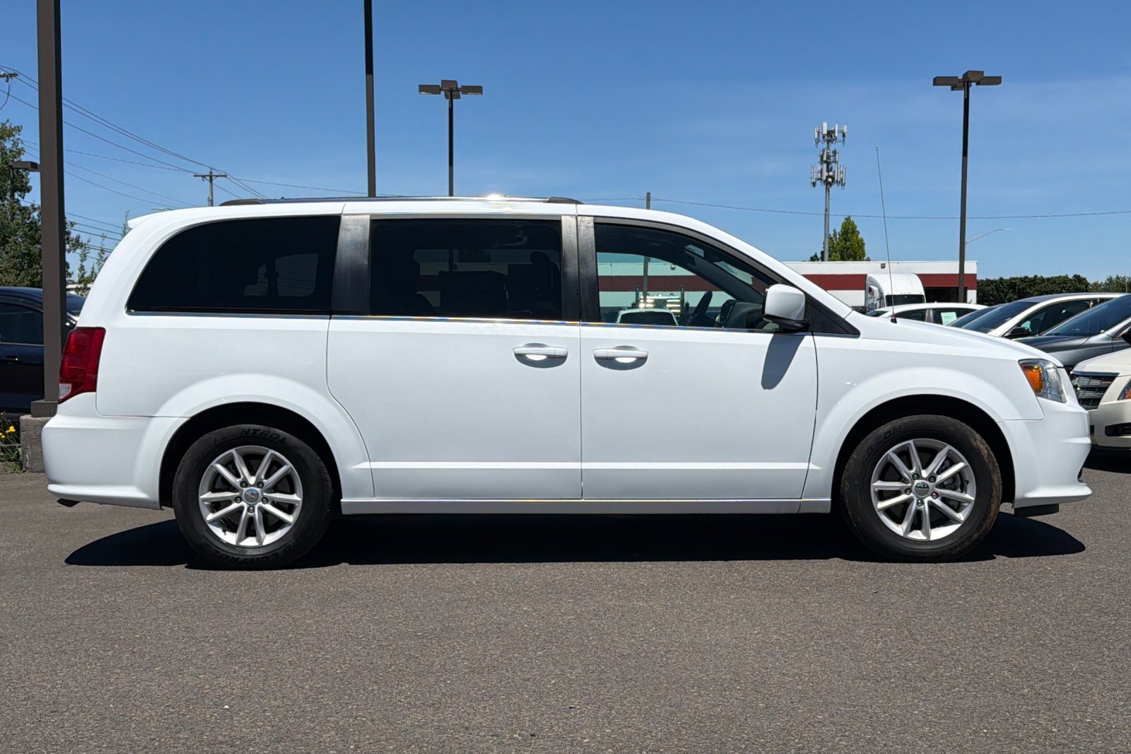 Used 2019 Dodge Grand Caravan SXT FWD image 3
