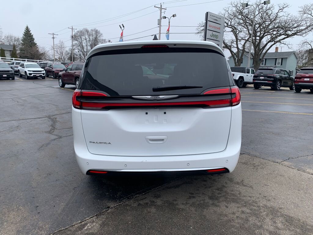 Used 2024 Chrysler Pacifica Touring-L image 6