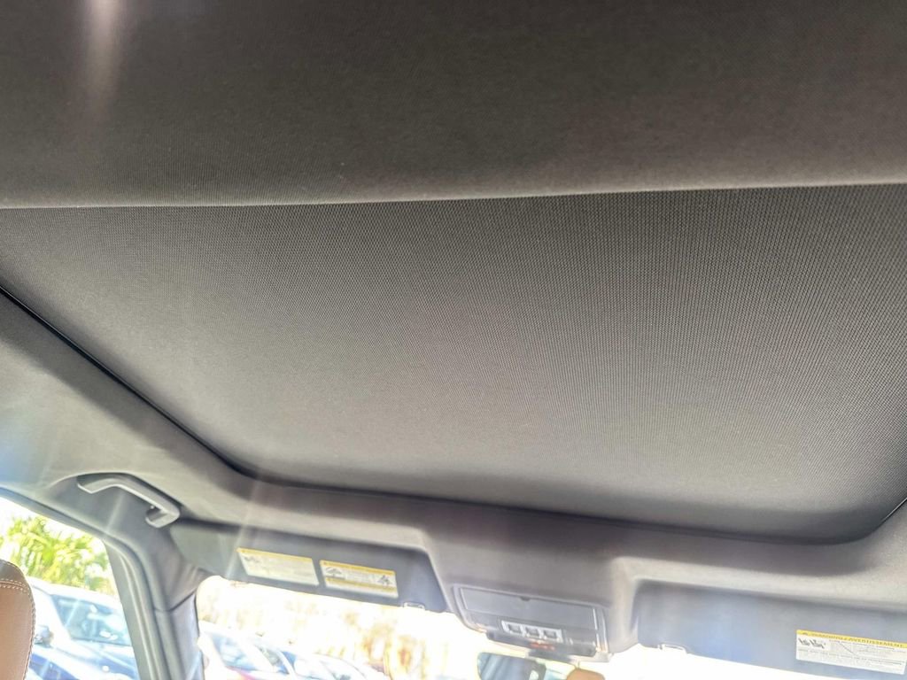 Used 2017 Land Rover Discovery HSE image 12