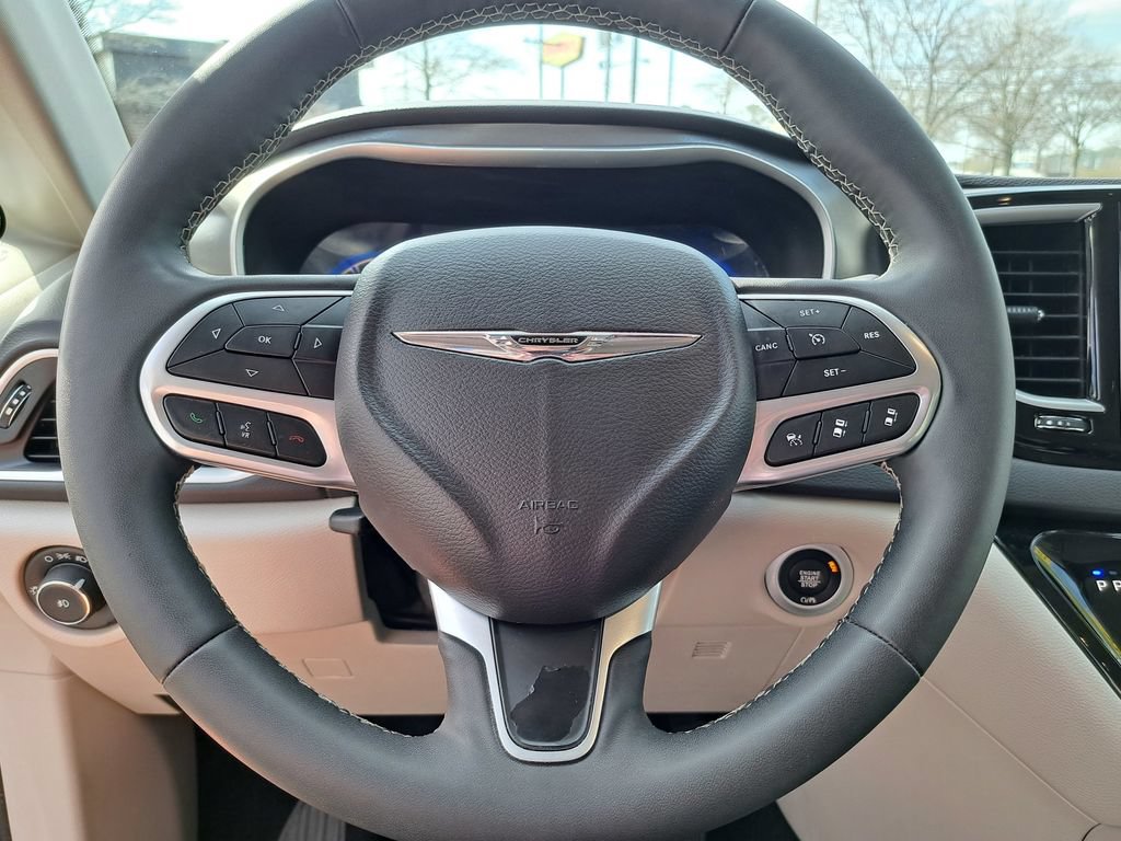 Used 2024 Chrysler Pacifica Touring-L FWD image 11