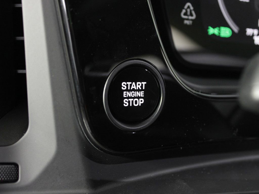 Certified 2025 Porsche Cayenne AWD/4WD image 22