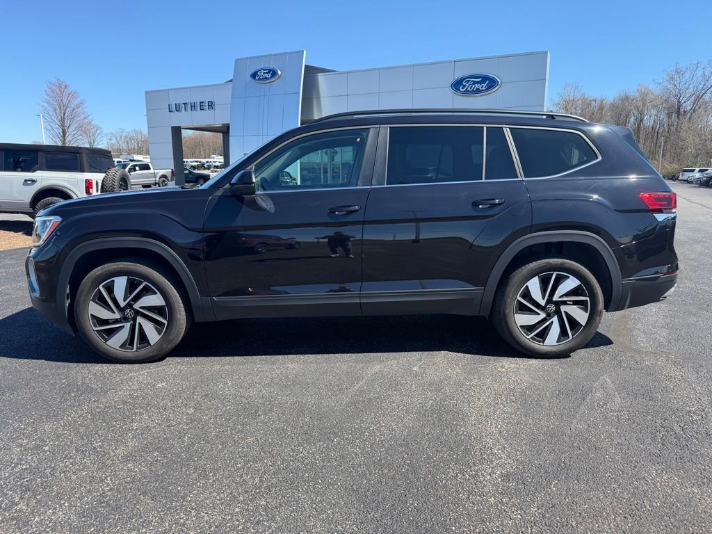 Used 2025 Volkswagen Atlas SE image 2