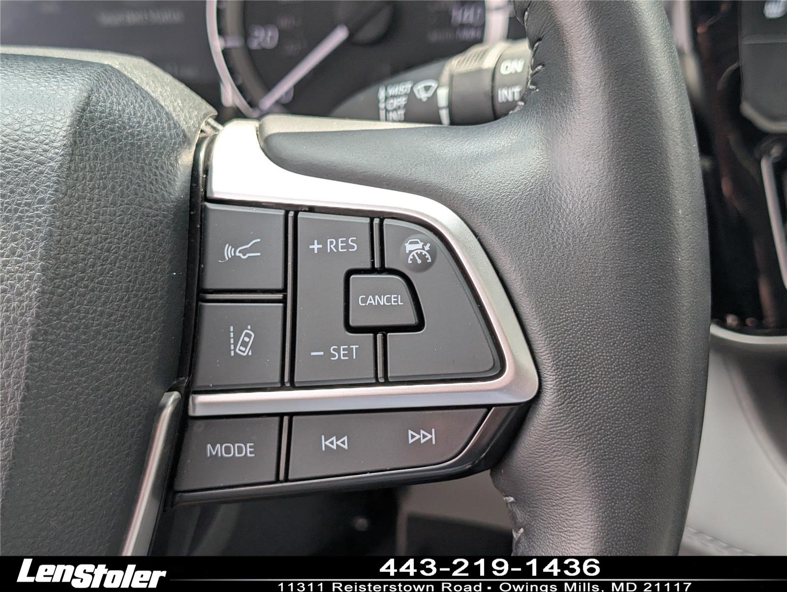 Used 2023 Toyota Highlander XLE AWD/4WD image 25