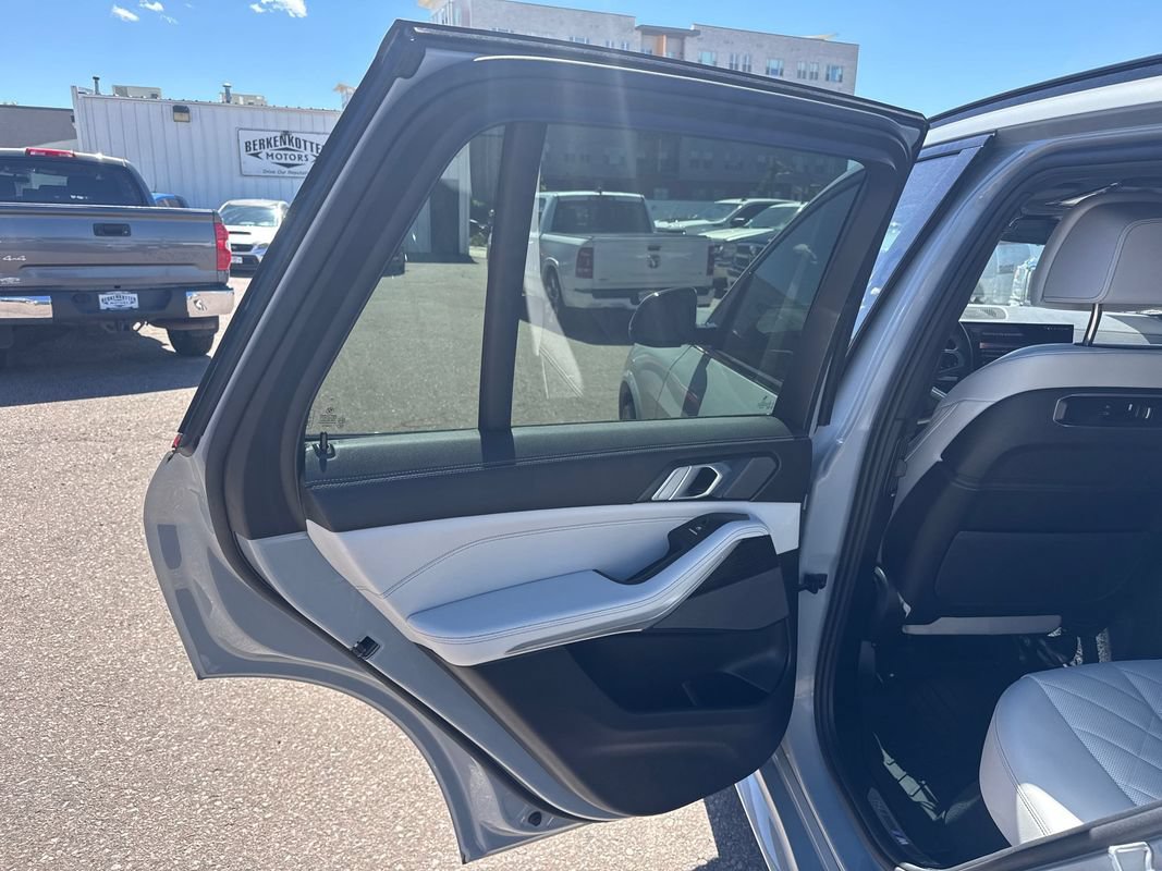 Used 2025 BMW X5 xDrive40i w/ M Sport Package AWD/4WD image 11