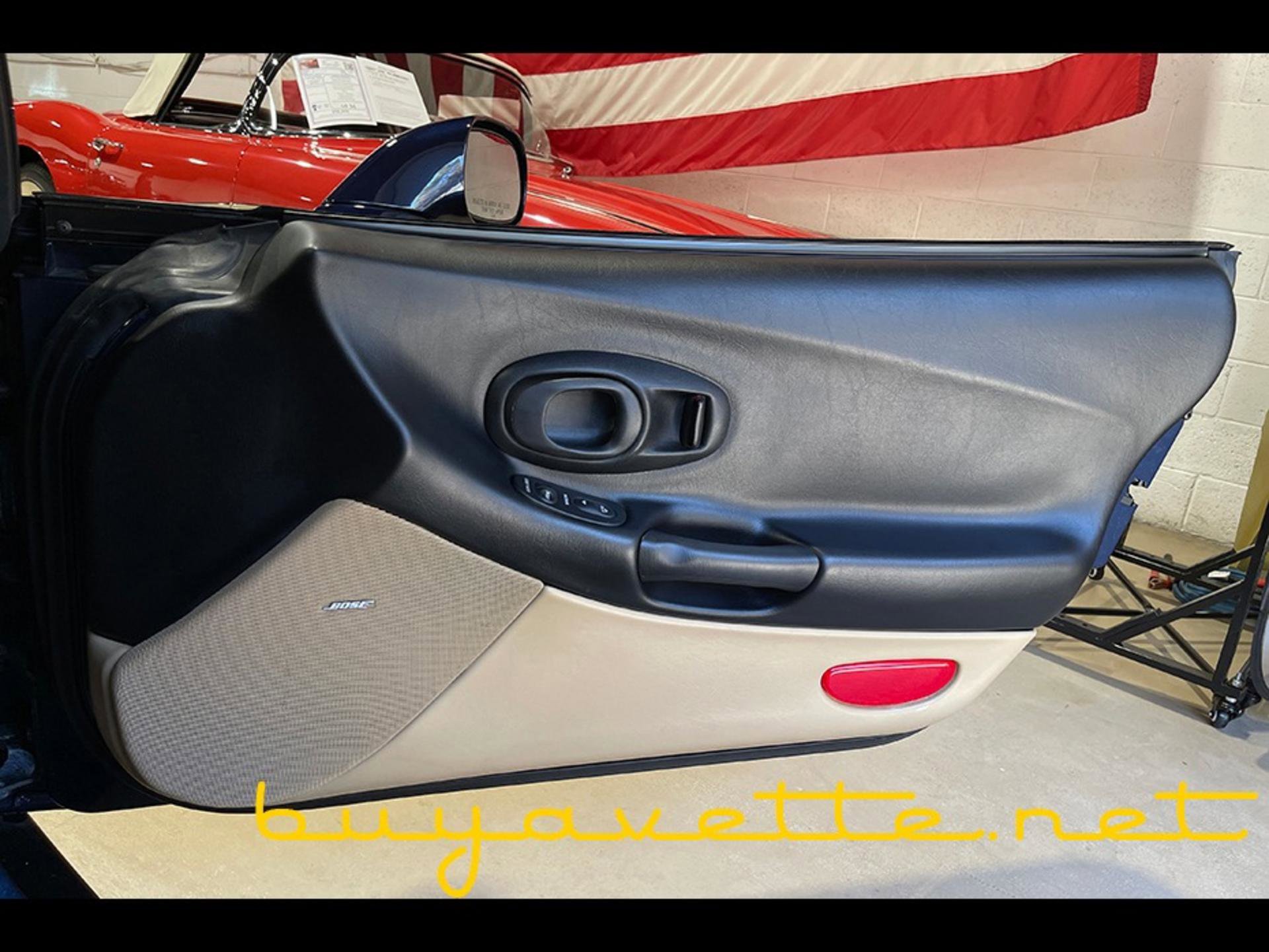 Used 2000 Chevrolet Corvette Coupe w/ Roof Pkg image 22