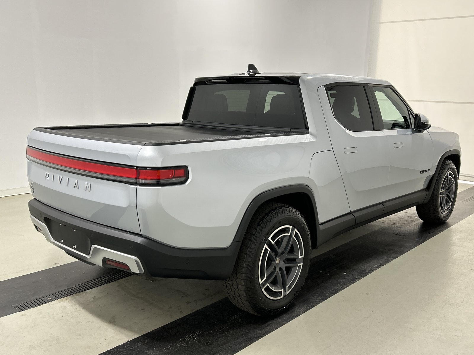 Used 2025 Rivian R1T Adventure Dual AWD/4WD image 5