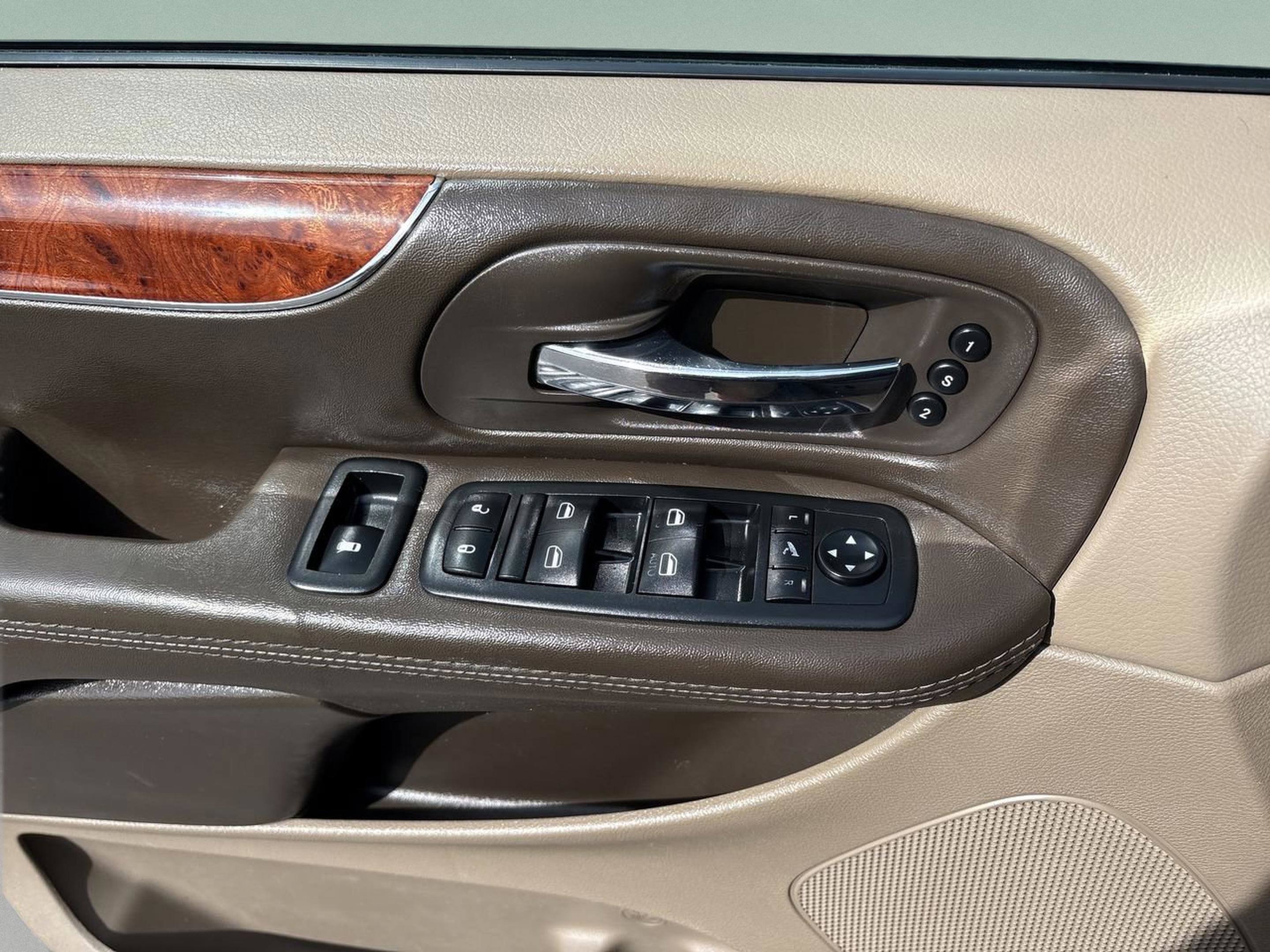 Used 2015 Chrysler Town & Country Limited Platinum FWD image 17