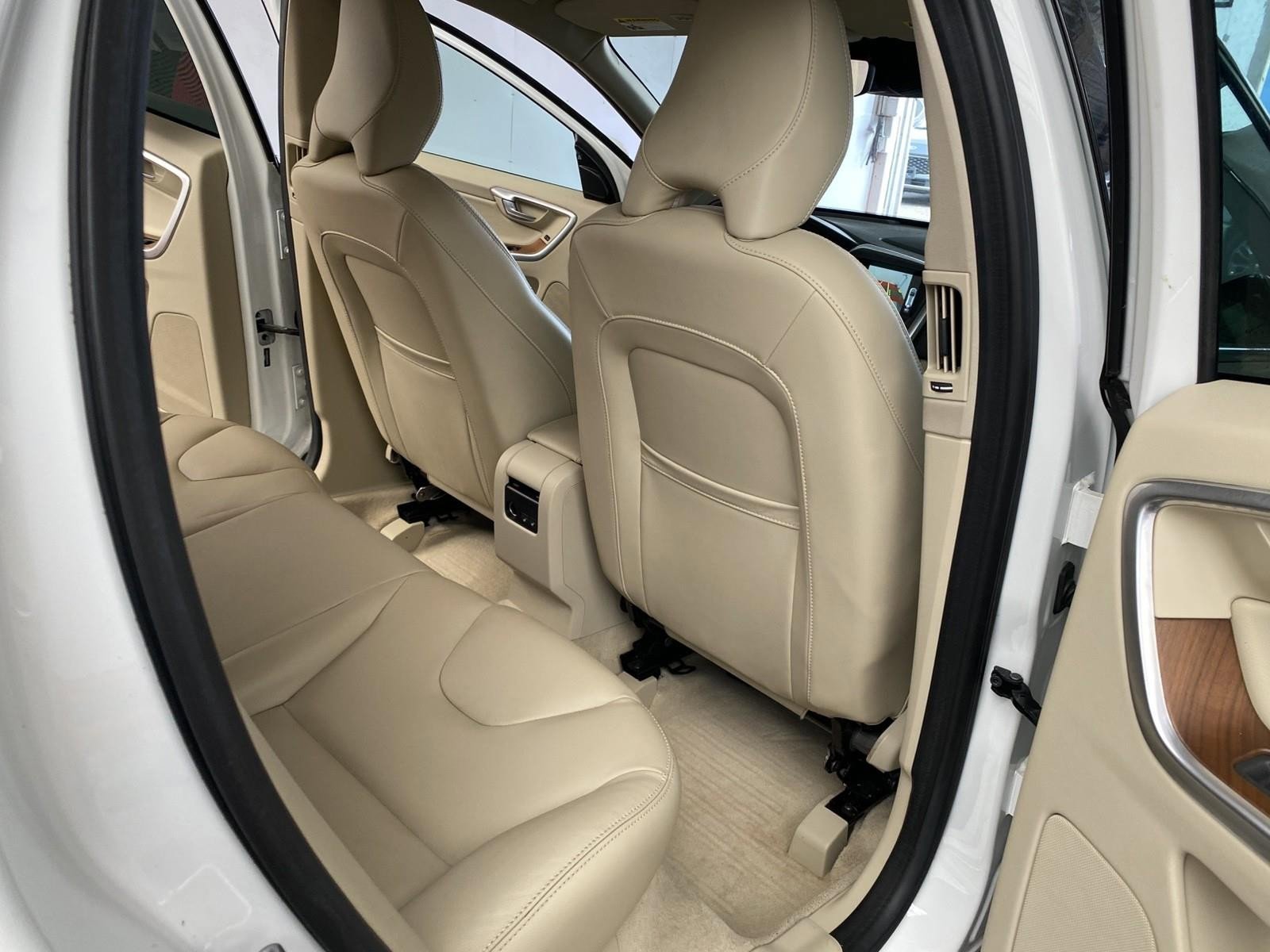 Used 2016 Volvo XC60 T5 Platinum w/ Climate Package image 11