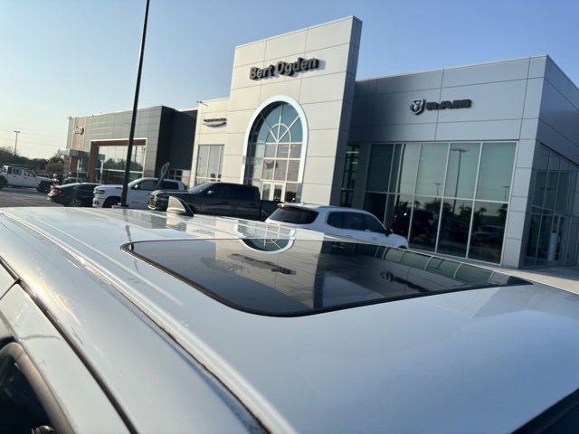 Used 2024 Nissan Frontier SL image 7